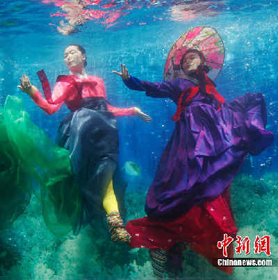 韓國(guó)首爾舉辦“水下韓服秀” 美侖美奐