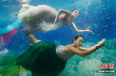 韓國首爾舉辦“水下韓服秀” 美侖美奐