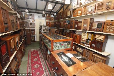 英八旬老翁酷愛無線電 搜集千余臺收音機(jī)自建博物館