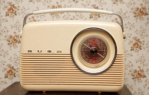 英八旬老翁酷愛無(wú)線電 搜集千余臺(tái)收音機(jī)自建博物館