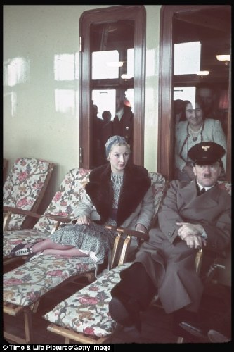 希特勒罕見(jiàn)生活照曝光 欣賞獲贈(zèng)名車(chē)出席郵輪首航式