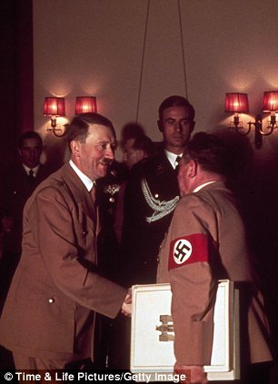 希特勒罕見(jiàn)生活照曝光 欣賞獲贈(zèng)名車(chē)出席郵輪首航式