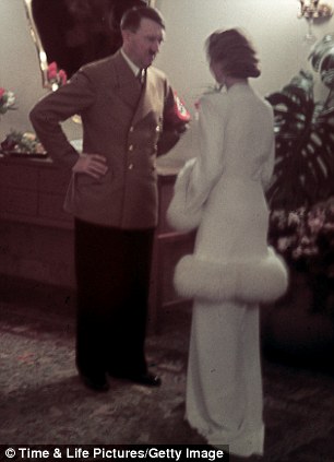 希特勒罕見(jiàn)生活照曝光 欣賞獲贈(zèng)名車(chē)出席郵輪首航式