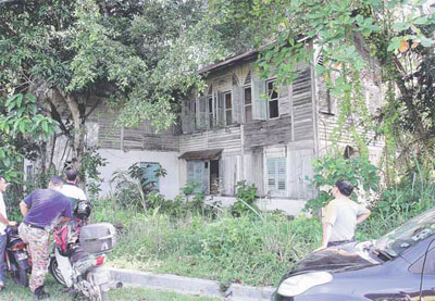 馬來(lái)西亞女嬰從屋頂被推下慘死 肇事野猴遭擊斃