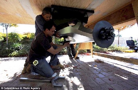 世界最大滑板亮相美國(guó)加州 長(zhǎng)11米重1.7噸