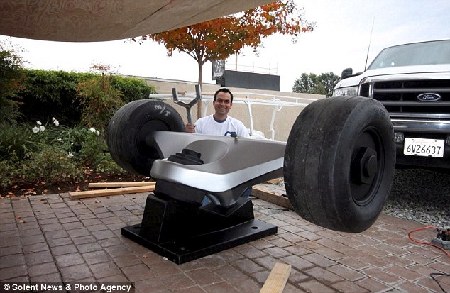 世界最大滑板亮相美國(guó)加州 長(zhǎng)11米重1.7噸