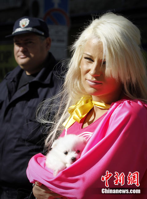 保加利亞金發(fā)女郎街頭集會(huì) 大秀高挑身材