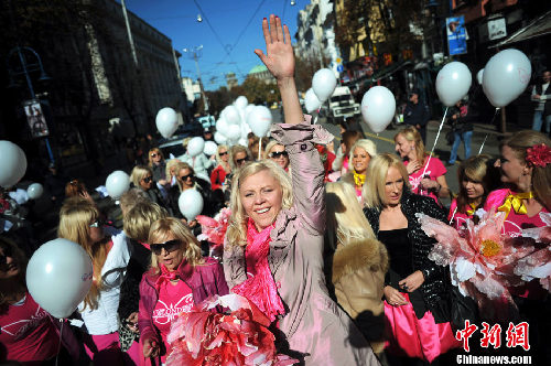 保加利亞金發(fā)女郎街頭集會 大秀高挑身材