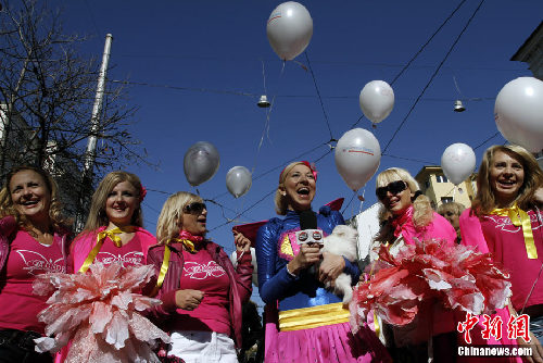 保加利亞金發(fā)女郎街頭集會 大秀高挑身材