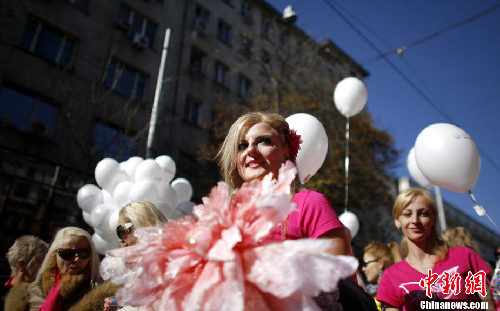 保加利亞金發(fā)女郎街頭集會(huì) 大秀高挑身材