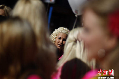 保加利亞金發(fā)女郎街頭集會 大秀高挑身材