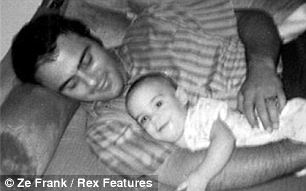 英網(wǎng)站搞父母照片模仿秀 兒女爭“像媽媽、像爸爸”