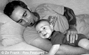 英網(wǎng)站搞父母照片模仿秀 兒女爭“像媽媽、像爸爸”