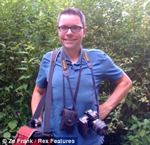 英網(wǎng)站搞父母照片模仿秀 兒女爭“像媽媽、像爸爸”