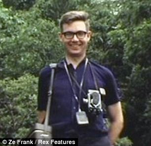 英網(wǎng)站搞父母照片模仿秀 兒女爭“像媽媽、像爸爸”