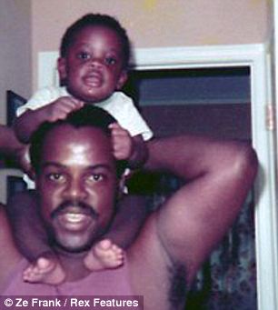 英網(wǎng)站搞父母照片模仿秀 兒女爭(zhēng)“像媽媽、像爸爸”