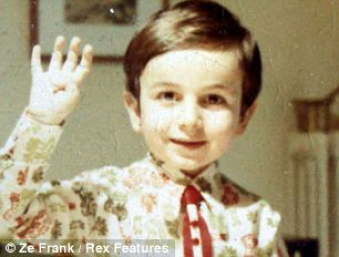 英網(wǎng)站搞父母照片模仿秀 兒女爭(zhēng)“像媽媽、像爸爸”