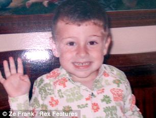 英網(wǎng)站搞父母照片模仿秀 兒女爭(zhēng)“像媽媽、像爸爸”