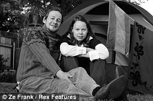 英網(wǎng)站搞父母照片模仿秀 兒女爭“像媽媽、像爸爸”