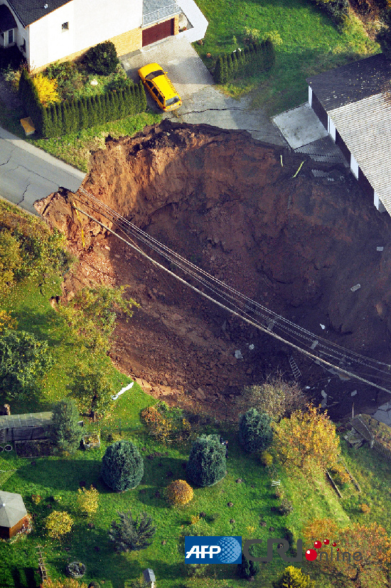 德國小鎮(zhèn)深夜突發(fā)地陷 出現(xiàn)一個(gè)12米深大坑