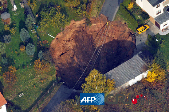 德國小鎮(zhèn)深夜突發(fā)地陷 出現(xiàn)一個(gè)12米深大坑