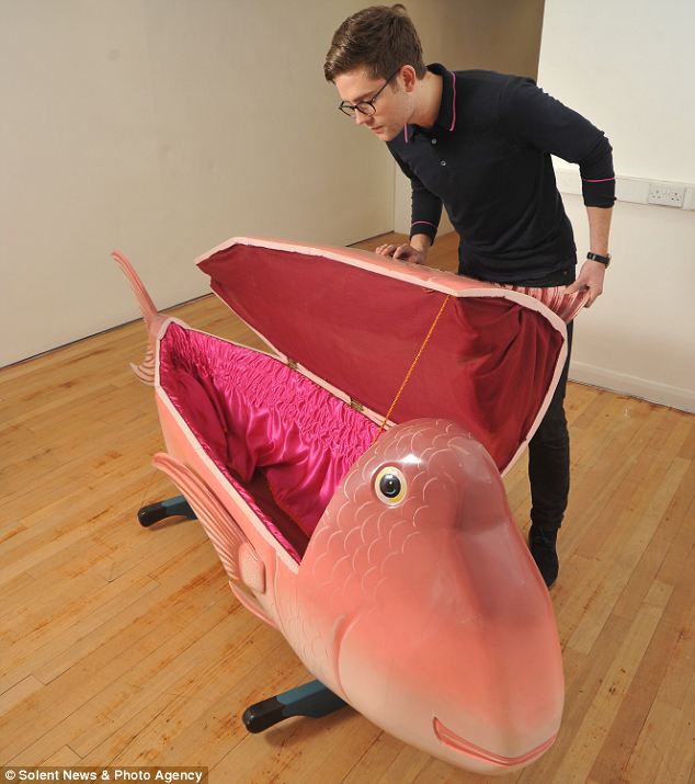 倫敦展出非洲個性化棺材 造型奇特體現(xiàn)身份