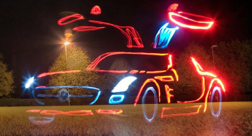 英男子用LED鑰匙環(huán)“畫”出“光速汽車”(圖)