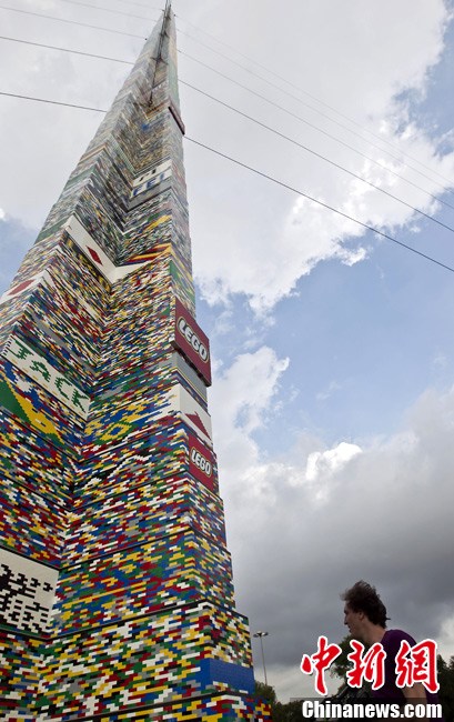 巴西球星卡福拼出世界最高樂高積木塔高達(dá)31.19米