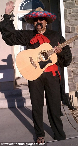 愛可以這樣表達(dá)！麻辣老爹365天“服裝秀”送兒上學(xué)