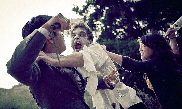 美國一對(duì)情侶拍另類“僵尸”訂婚照 一夜爆紅網(wǎng)絡(luò)