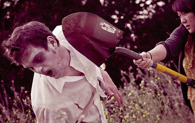 美國一對(duì)情侶拍另類“僵尸”訂婚照 一夜爆紅網(wǎng)絡(luò)