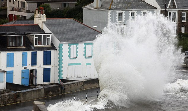 美國兩新人戶外婚禮遭遇沙塵暴 英國垂釣老人被大浪卷走