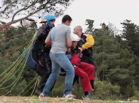 挑戰(zhàn)極限無(wú)分老幼！英104歲老婦完成高崖跳傘創(chuàng)記錄