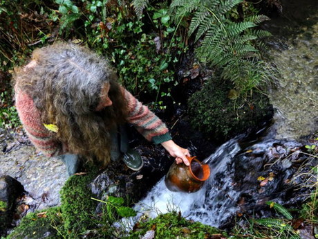 牛津大學(xué)畢業(yè)生遠(yuǎn)離塵囂 回歸自然過原始生活(圖)