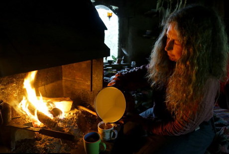 牛津大學(xué)畢業(yè)生遠(yuǎn)離塵囂 回歸自然過原始生活(圖)