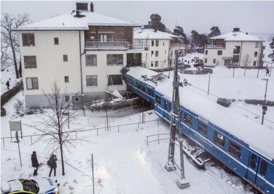 過把癮就死？瑞典90后女清潔工偷開火車 失控后撞大樓