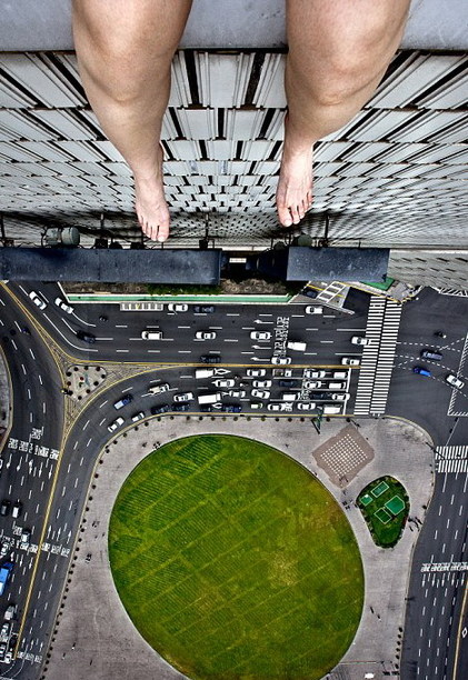 組圖：韓女藝術(shù)家摩天大樓邊緣營(yíng)造搖搖欲墜刺激感