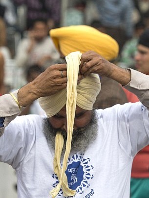 頭發(fā)拉車、牙齒搬磚 印度鄉(xiāng)村奧運(yùn)會牛人顯神通