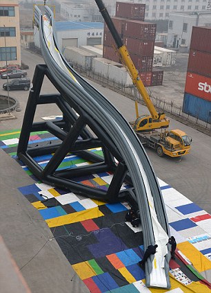 富翁們的新玩具：英國(guó)推出世界最大游艇水上滑梯