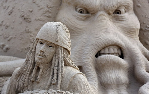 好萊塢主題加盟英國韋斯頓沙雕節(jié) “巨星”云集沙灘