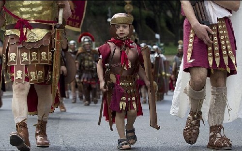 羅馬人復(fù)古裝扮慶古城2766歲生日 再現(xiàn)往昔輝煌