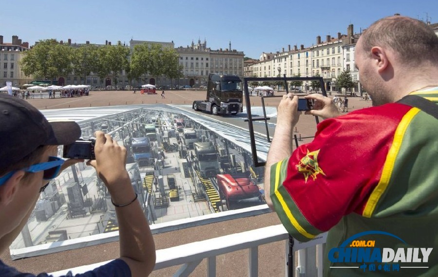 空中行走很輕松 法國(guó)藝術(shù)家打造3D街頭藝術(shù)(組圖)