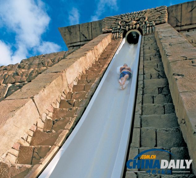 組圖：巴哈馬超酷水滑梯帶來風(fēng)馳電掣體驗 與鯊魚“同游”