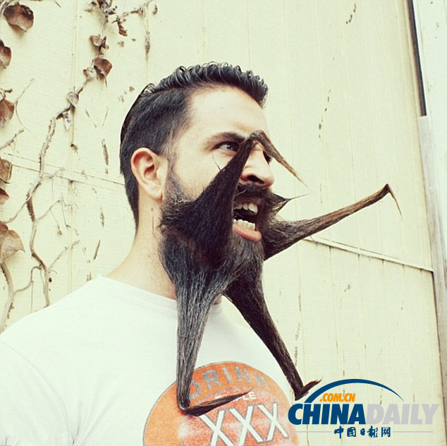 美男子打造創(chuàng)意胡須 奇特造型爆紅網(wǎng)絡(luò)