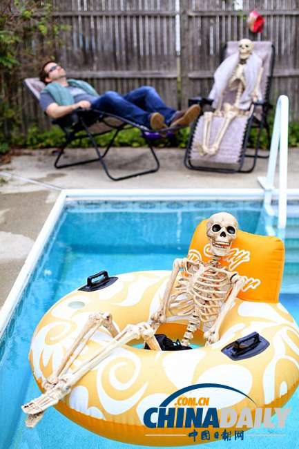 美作家與骷髏共同生活 同吃住感情深欲拍真人秀