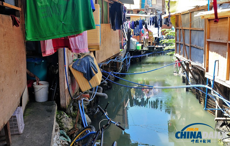 菲律賓首都數(shù)萬民眾生活貧困 住臨時(shí)棚屋受洪災(zāi)威脅