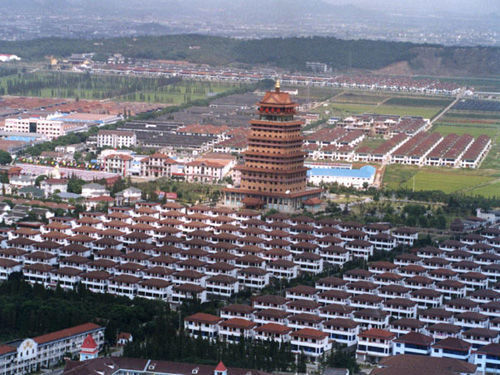 華西村摩天樓背后：財(cái)富差別讓村內(nèi)出現(xiàn)分層