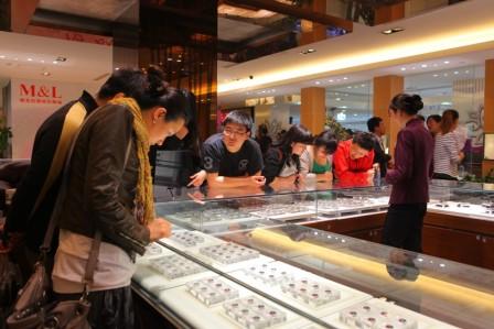 每克拉美鉆石商場五一開通“愛情巴士”