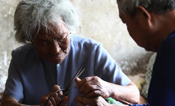 語信“周行一善”信守公益，萬元捐贈山東90歲拾荒老母