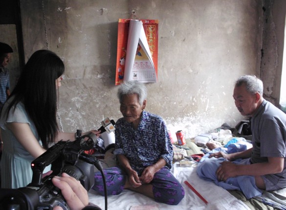 語信“周行一善”信守公益，萬元捐贈山東90歲拾荒老母